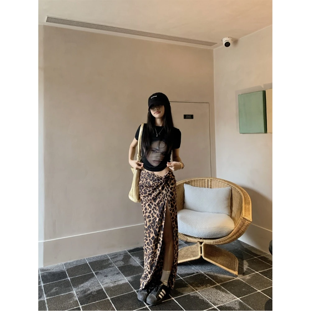 2025新款时尚套装人像印花短袖T恤女夏季不规则豹纹半身裙两件套