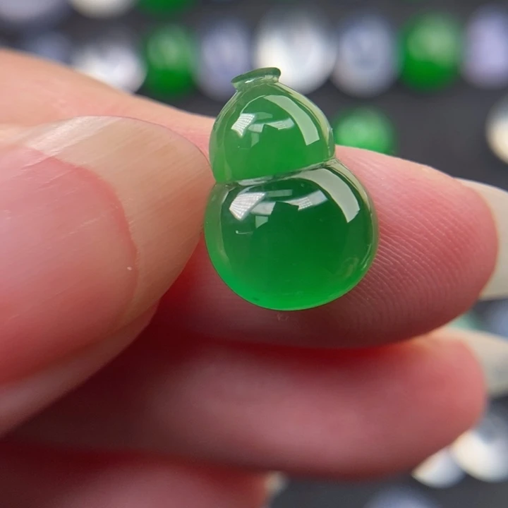 在***场定制翡翠未镶嵌翡翠