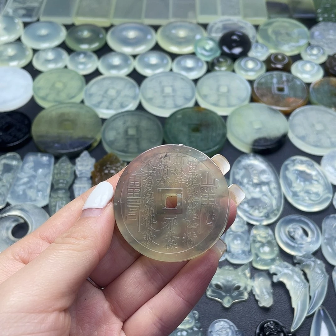 岫玉未镶嵌颈饰山鬼