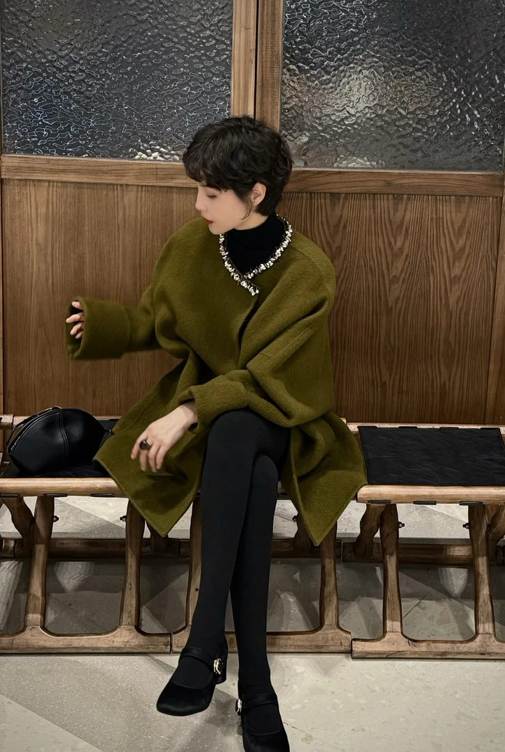 2025秋冬新款女装珠片领牦牛绒绵羊毛大衣复古红色宽松气质25501