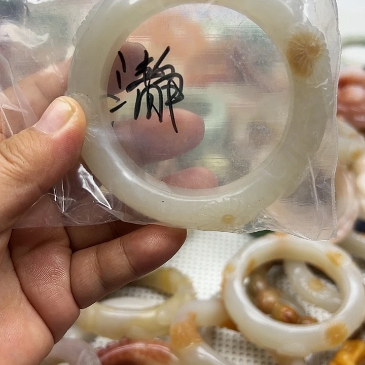 未镶嵌手镯石英岩玉瀞