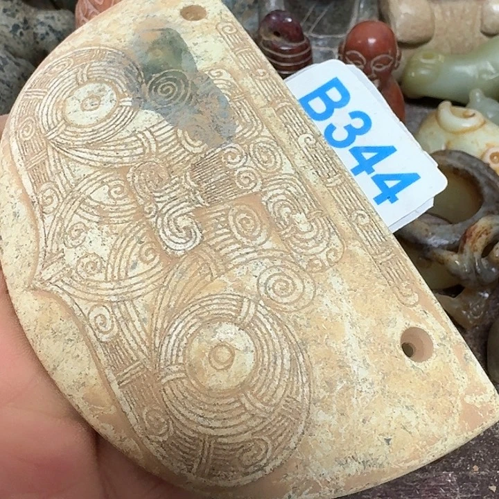 蛇纹石玉颈饰未镶嵌