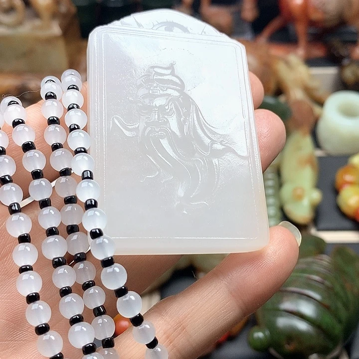 透闪石质玉未镶嵌颈饰明*