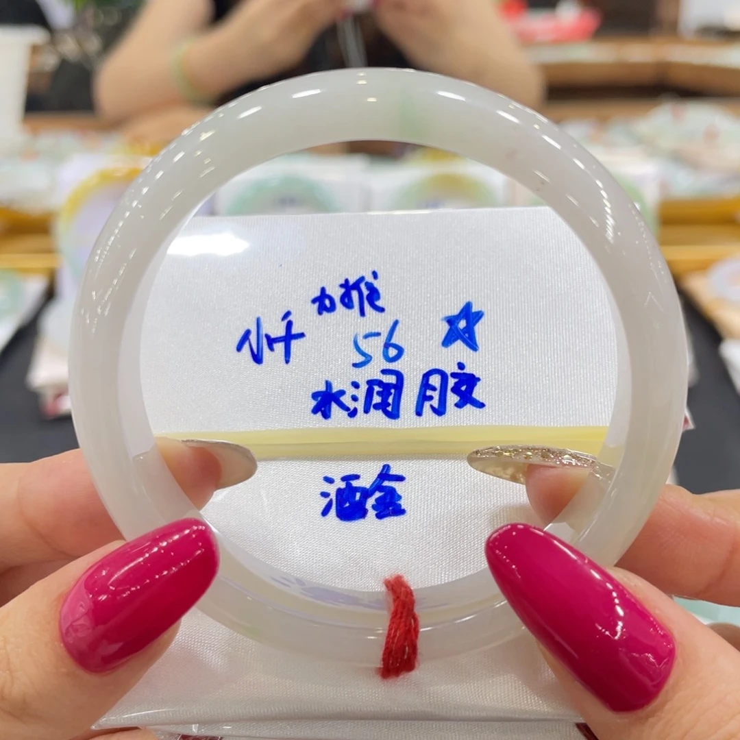 翡翠手镯未镶嵌?翡翠