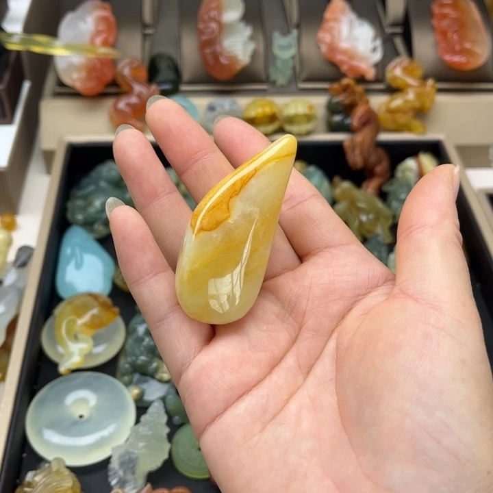 蛇纹石玉未镶嵌颈饰