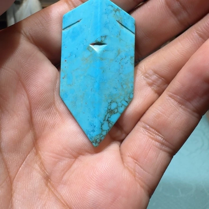 茶***箱颈饰未镶嵌和田玉（糖玉）