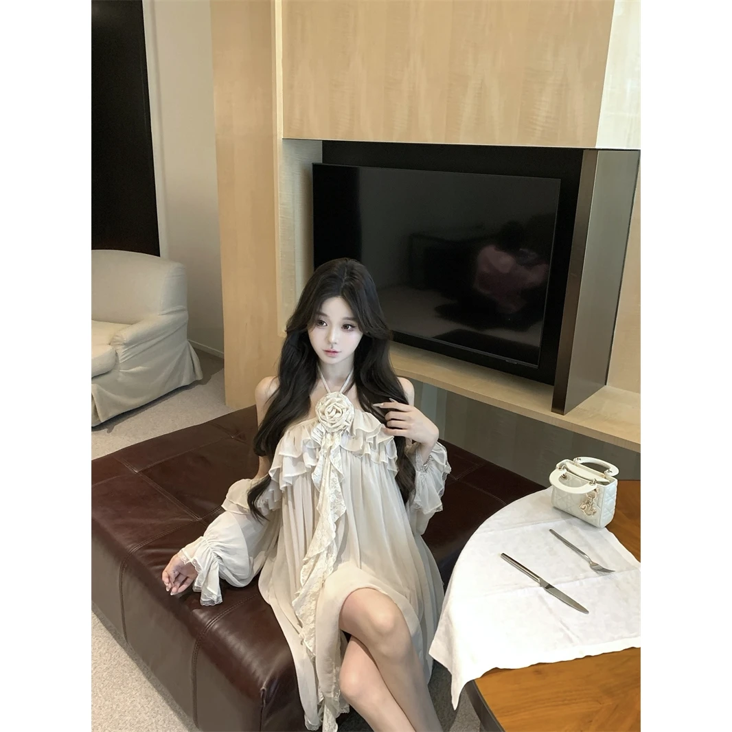 立体花朵挂脖长袖连衣裙女夏季荷叶边宽松裙子设计感纯欲a字短裙