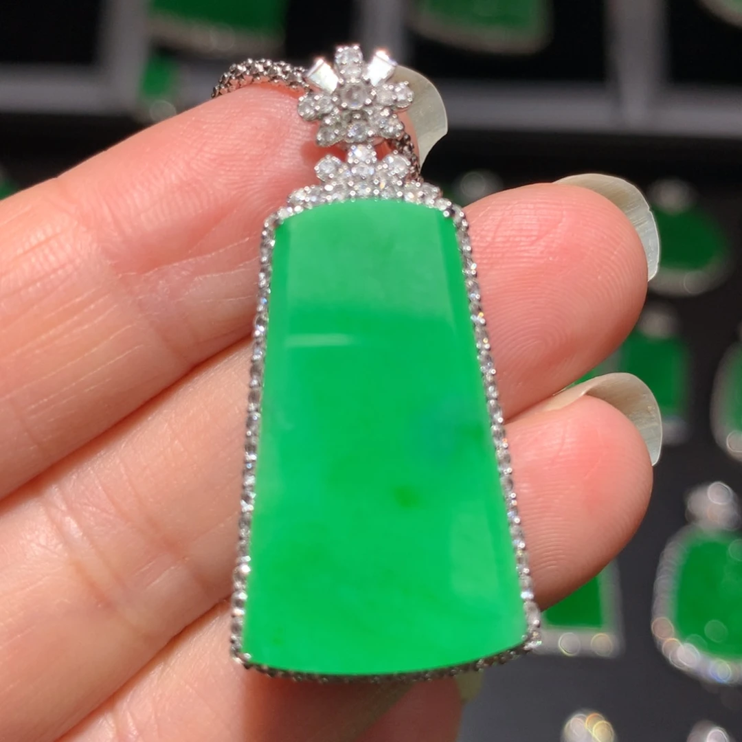 翡翠颈饰18K金镶嵌翡翠