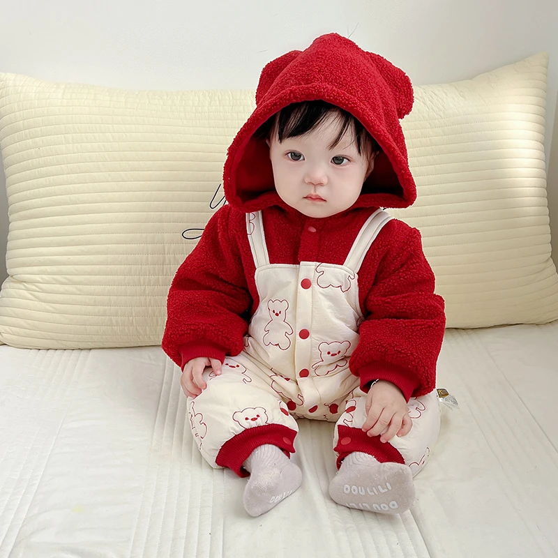 婴儿连体衣冬季新款加绒女宝宝衣服小红熊连帽单排扣加厚保暖棉服