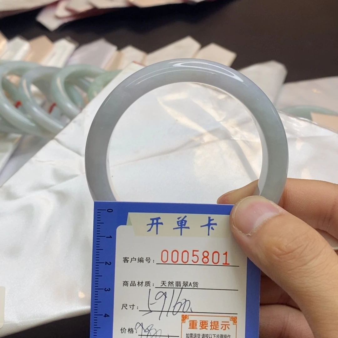 翡翠手镯未镶嵌翡翠