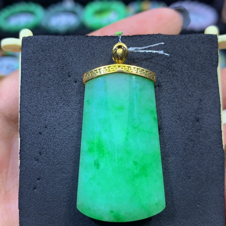 翡翠18K金镶嵌颈饰翡翠