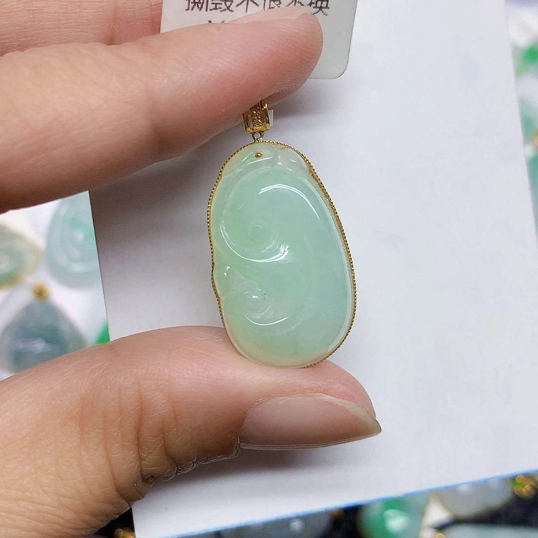 颈饰18K金镶嵌翡翠如意