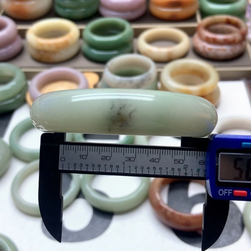 【闪购商品】未镶嵌手镯石英岩玉
