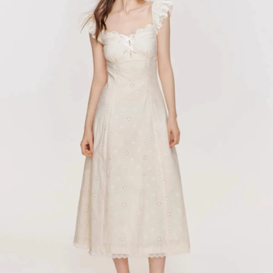 镂空三分袖V领刺绣A字裙连衣裙夏季吸汗休闲风通勤