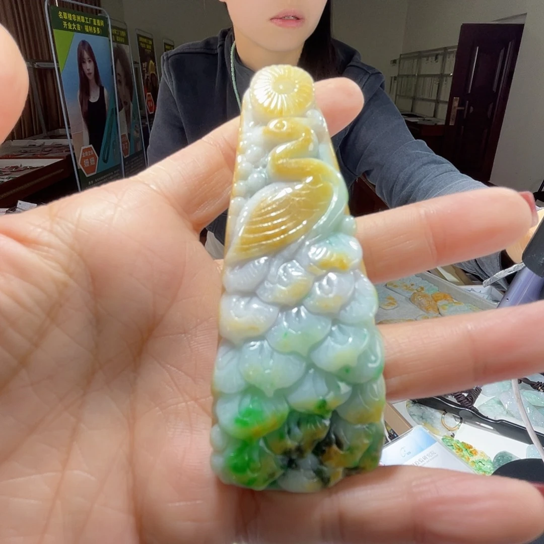 翡翠未镶嵌颈饰一个