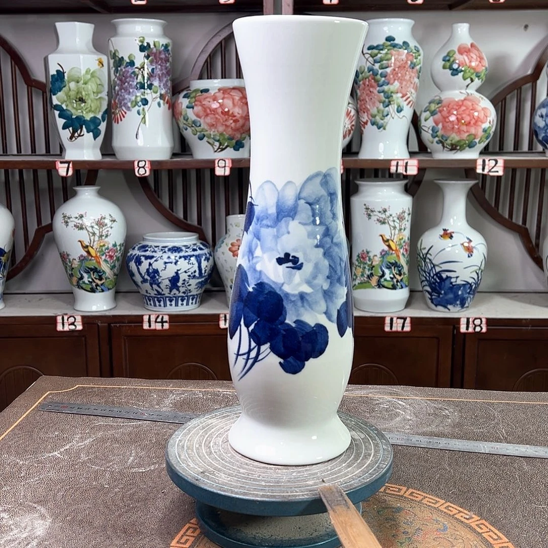 摆件景德镇陶瓷蛮青牡