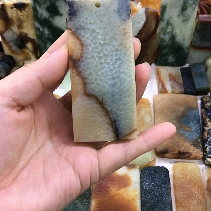 蛇纹石玉未镶嵌吊坠