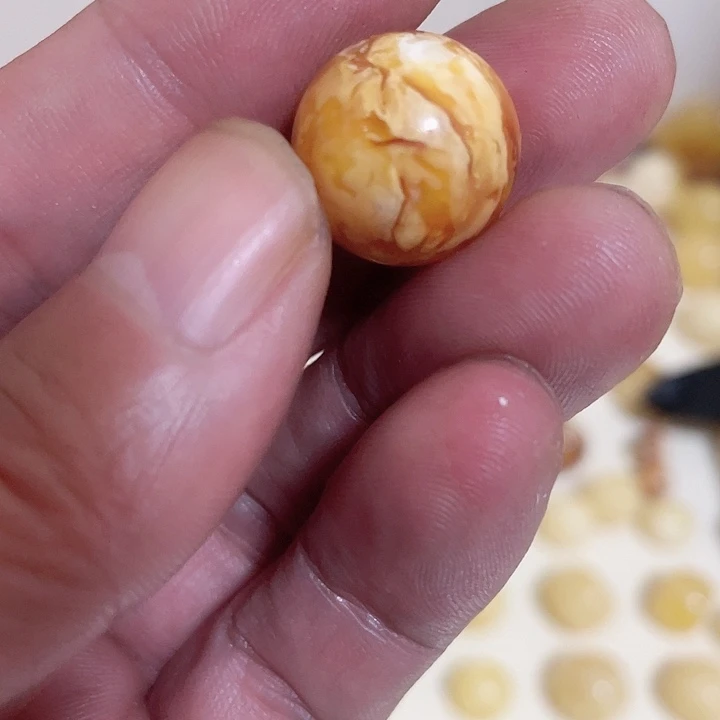 裸石琥珀未镶嵌沁色圆珠