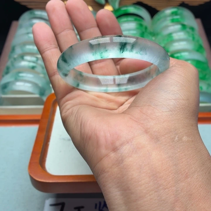 龙***颜石英质玉未镶嵌手镯
