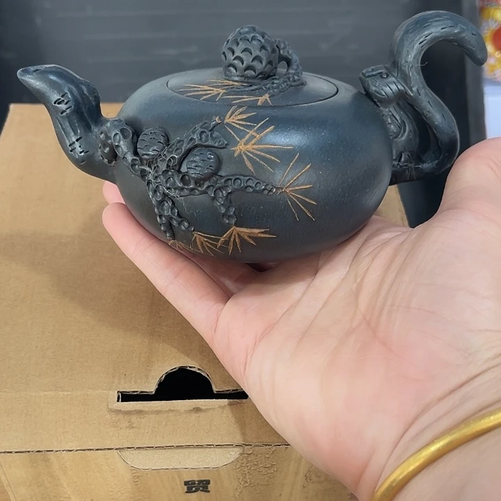茶壶紫泥原矿泥料手工制作的一把紫砂壶。