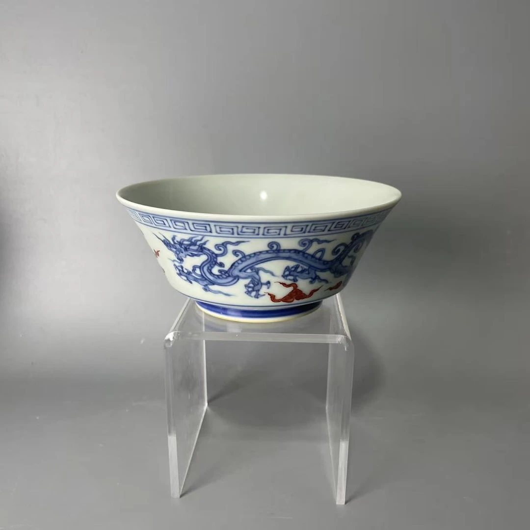 青花矾红云龙纹碗