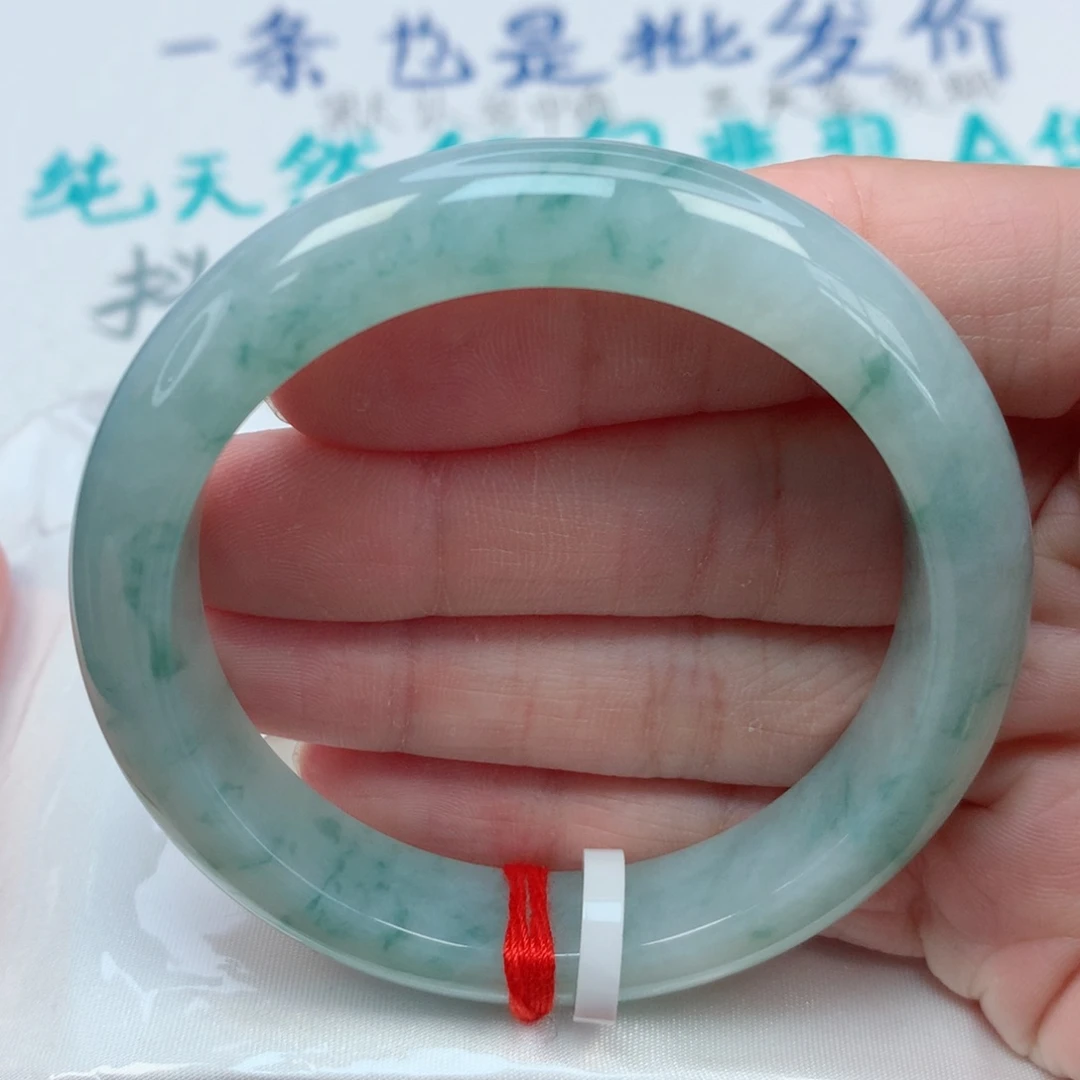 翡翠手镯未镶嵌52.8圈 飘小绿花