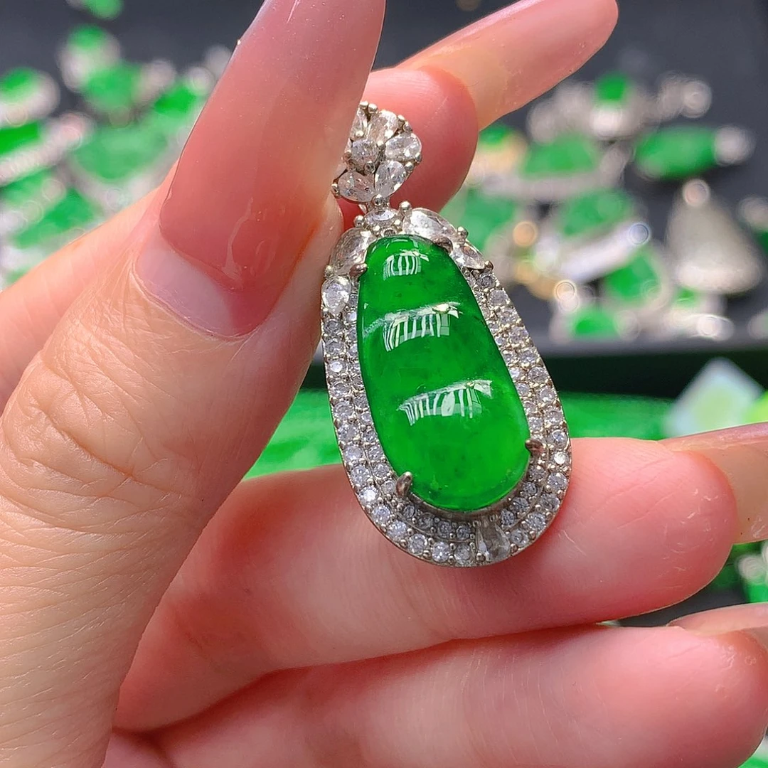 翡翠未镶嵌吊坠(赠链)