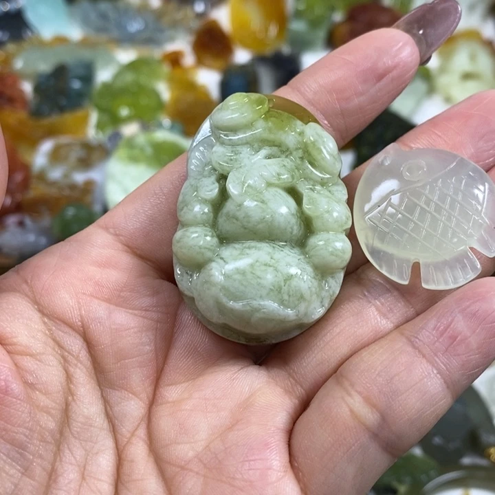 未镶嵌蛇纹石玉吊坠