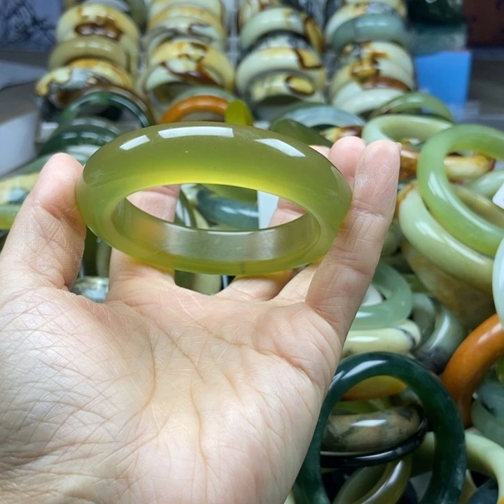 蛇纹石玉未镶嵌手镯彼*花