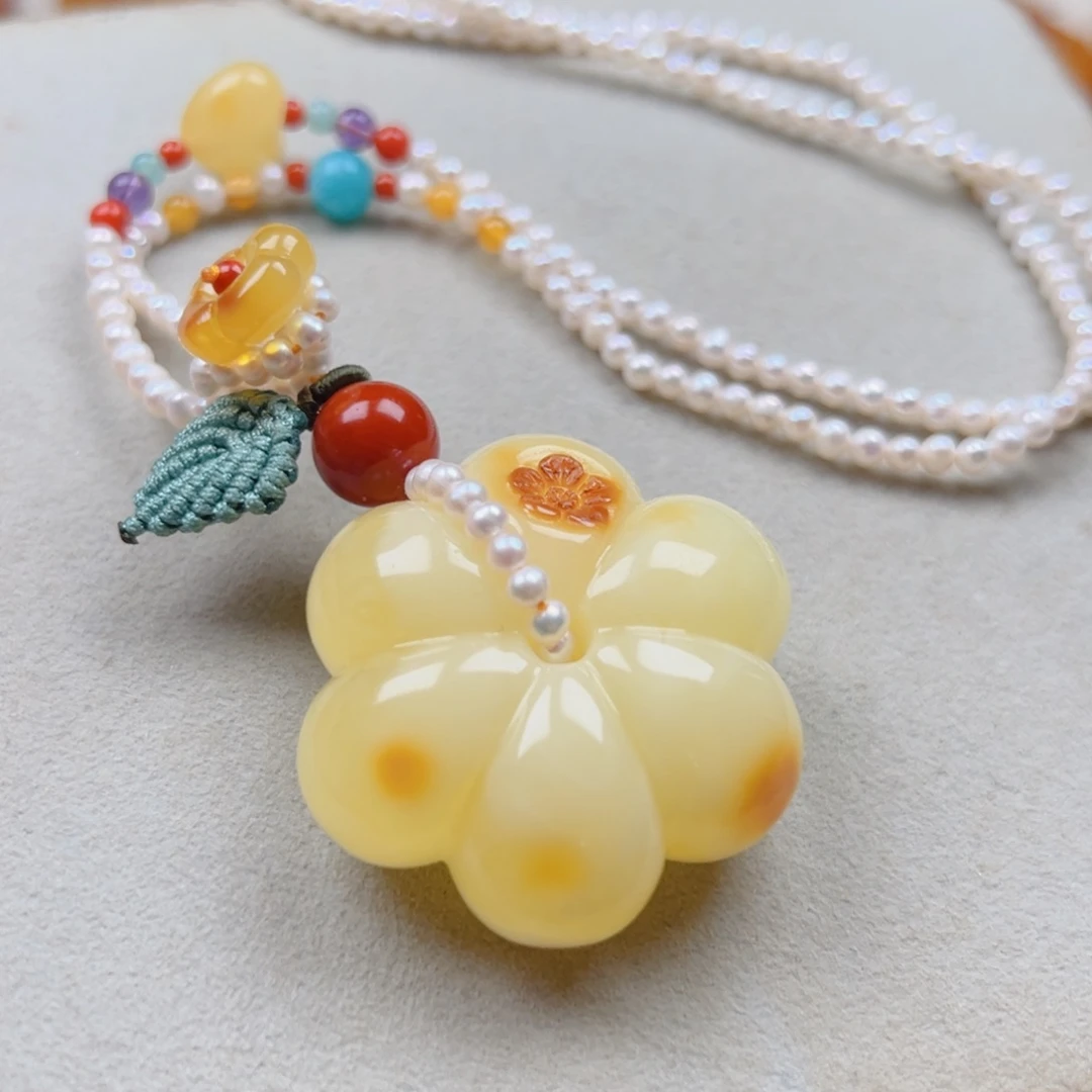 蜜蜡未镶嵌颈饰有钱花