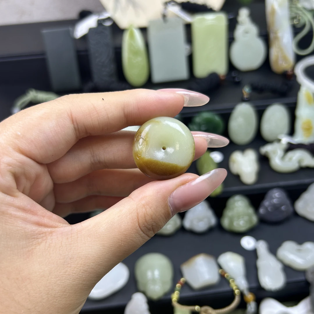 和田玉糖白扣油润细料平平安安扣住幸福（有包容标签撕毁概不退换）