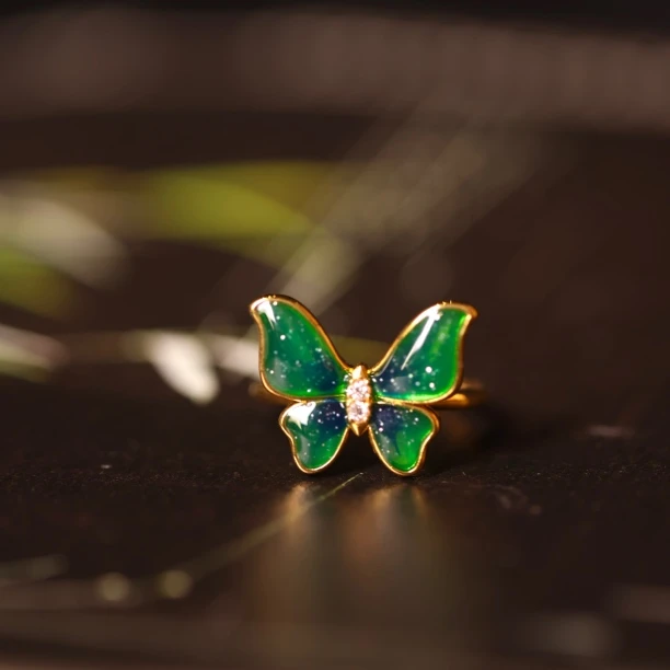 18k金蝴蝶戒指QXH品质珠宝