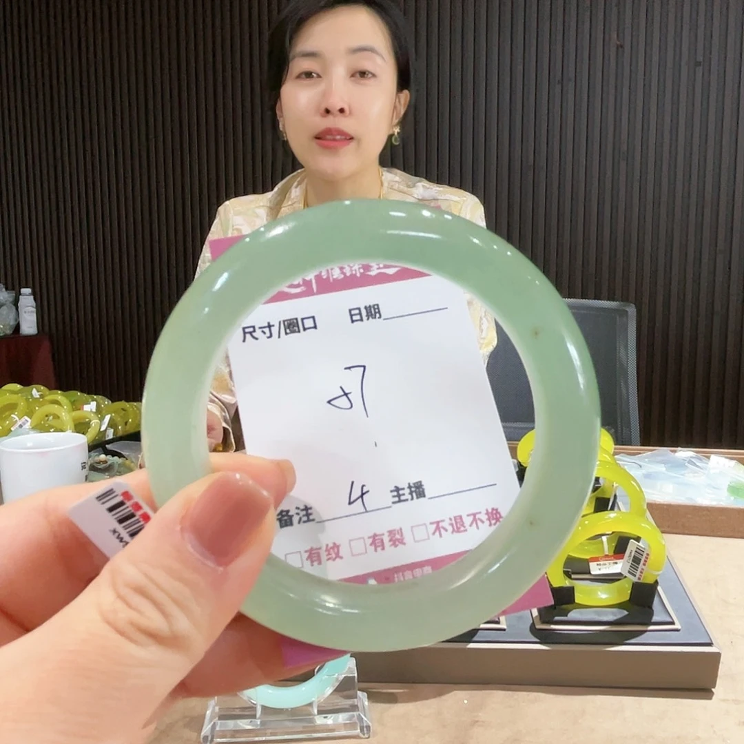 蛇纹石玉手镯未镶嵌巴****?