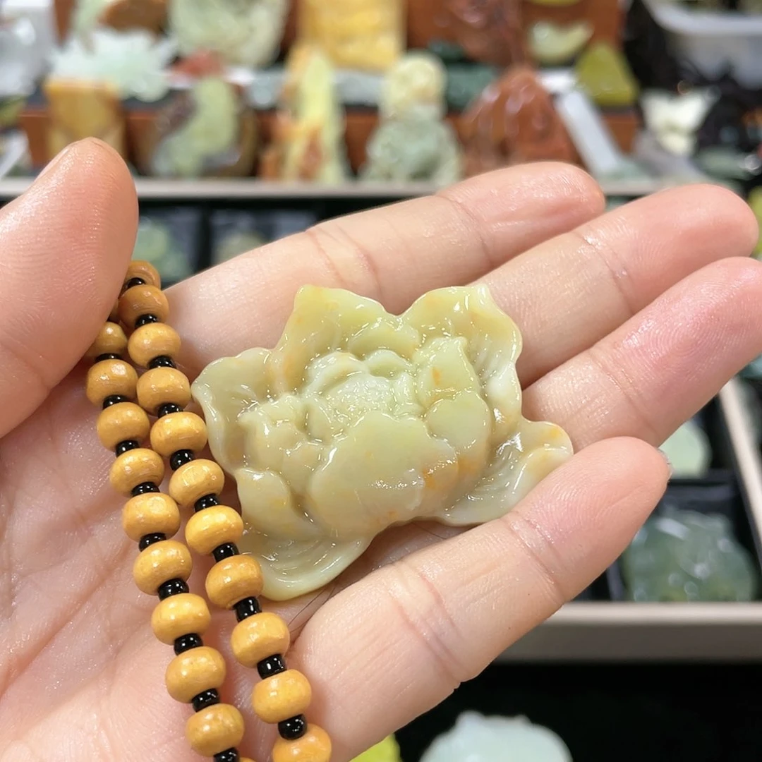 蛇纹石玉颈饰合金