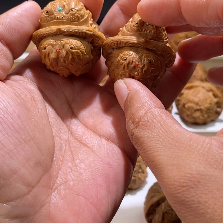 M***奇把件文玩核桃纯手工雕刻文玩核桃