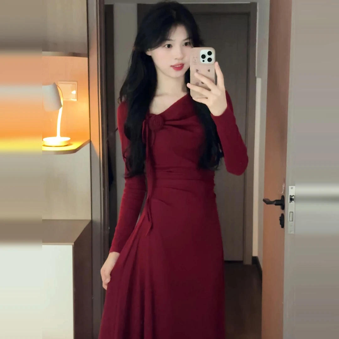法式红色长袖斜肩针织连衣裙子女早秋季2025新款秋冬大衣内搭长裙