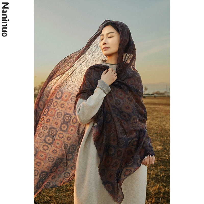 Naninuo/纳尼诺<风和花弄影>轻薄通透印花菱格围巾/披肩NRWJ25179