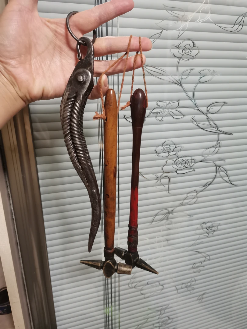 一件铁器，两件铜锤，商品如图所示