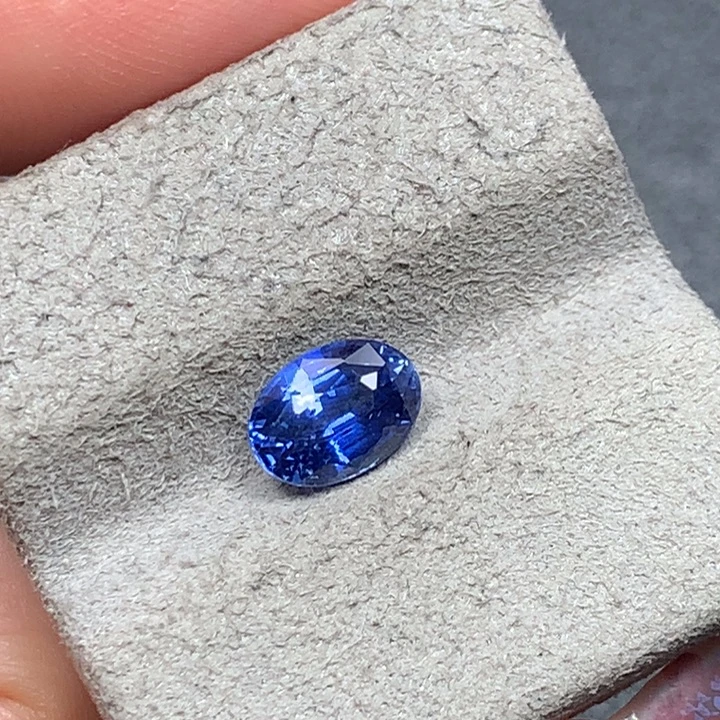 蓝宝石裸石2.04ct/8.46×6.08×4.66矢车菊蓝宝石裸石