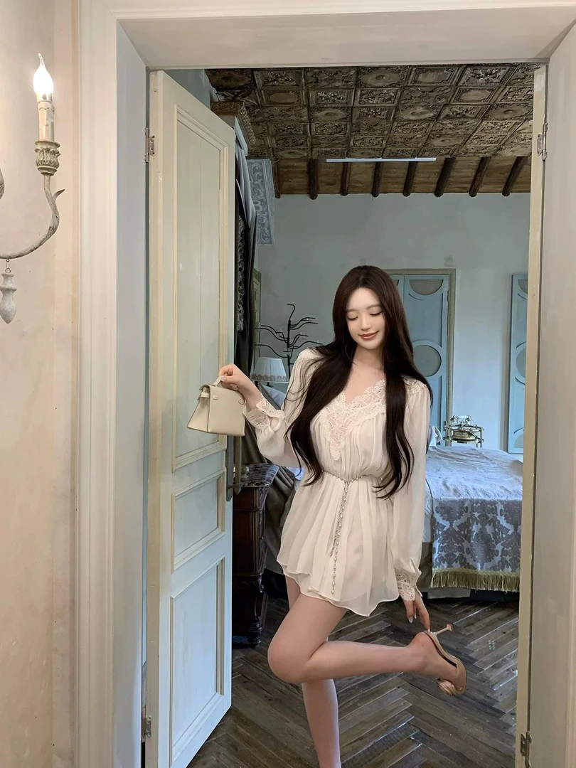【云端情书 】2025新款慵懒温柔气质V领蕾丝雪纺钻腰链长袖连衣裙女