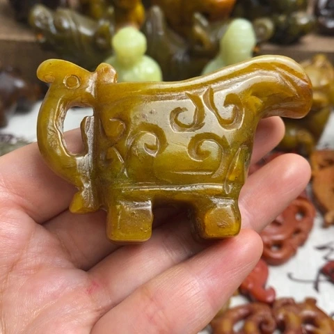 蛇纹石玉未镶嵌颈饰