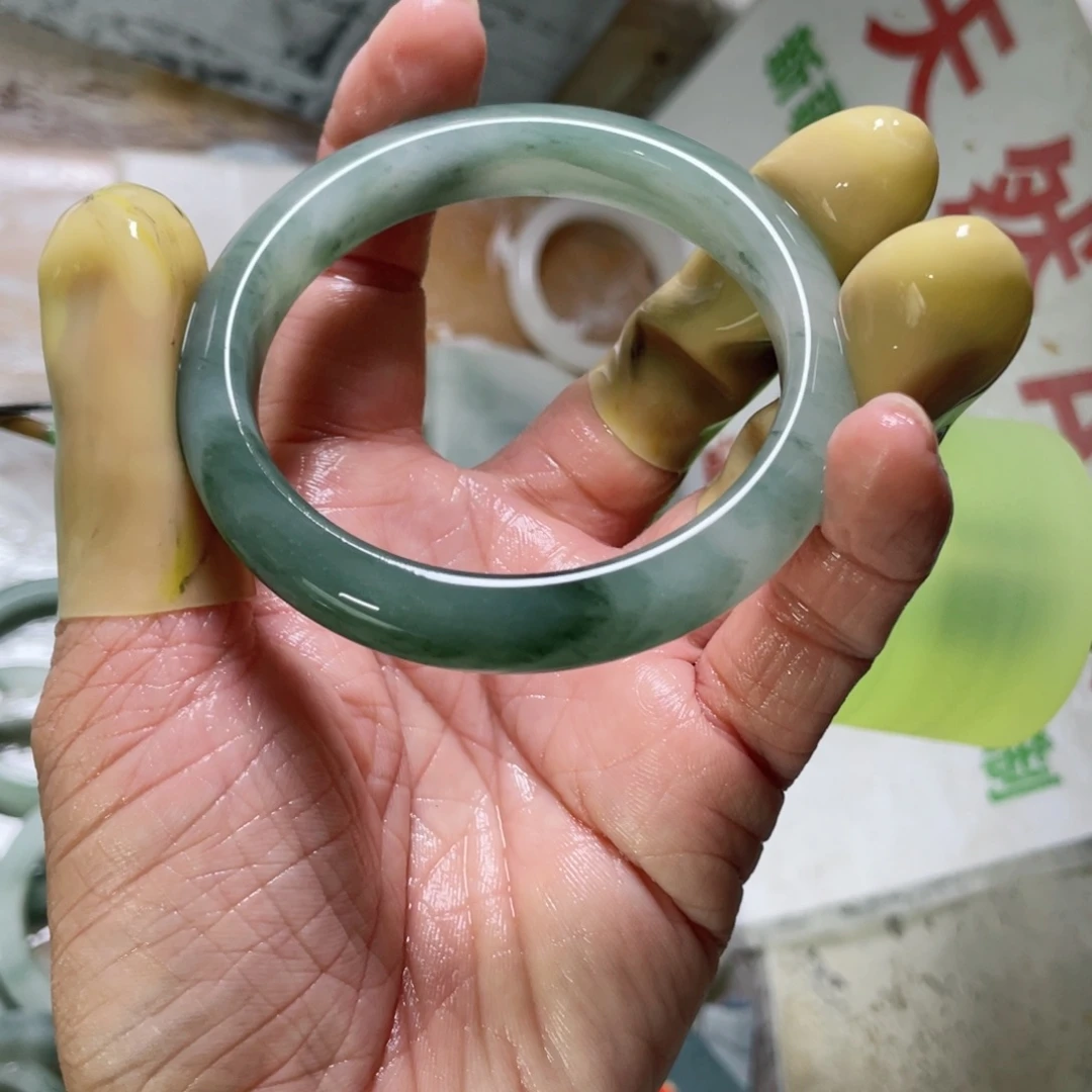 小***伊石英质玉（天山翠）未镶嵌手镯定制