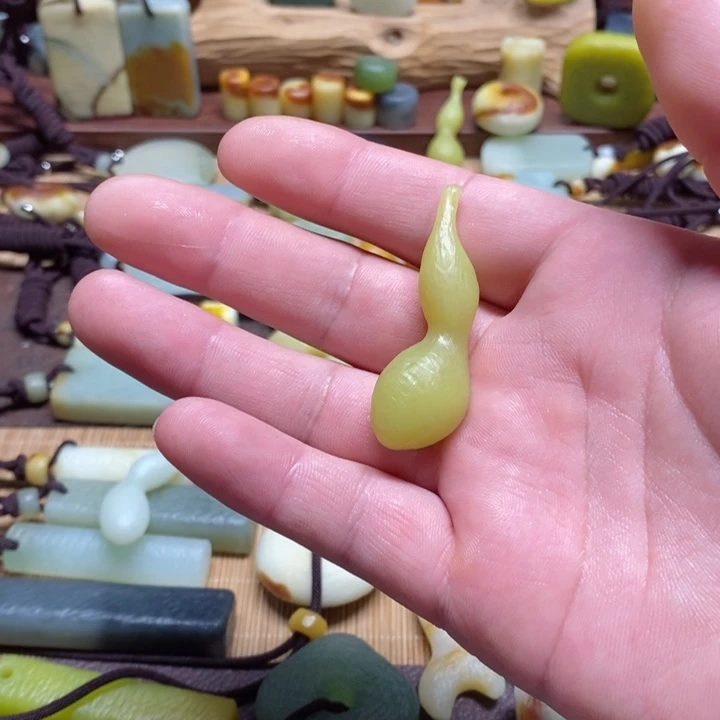 蛇纹石玉挂件未镶嵌蜜**?