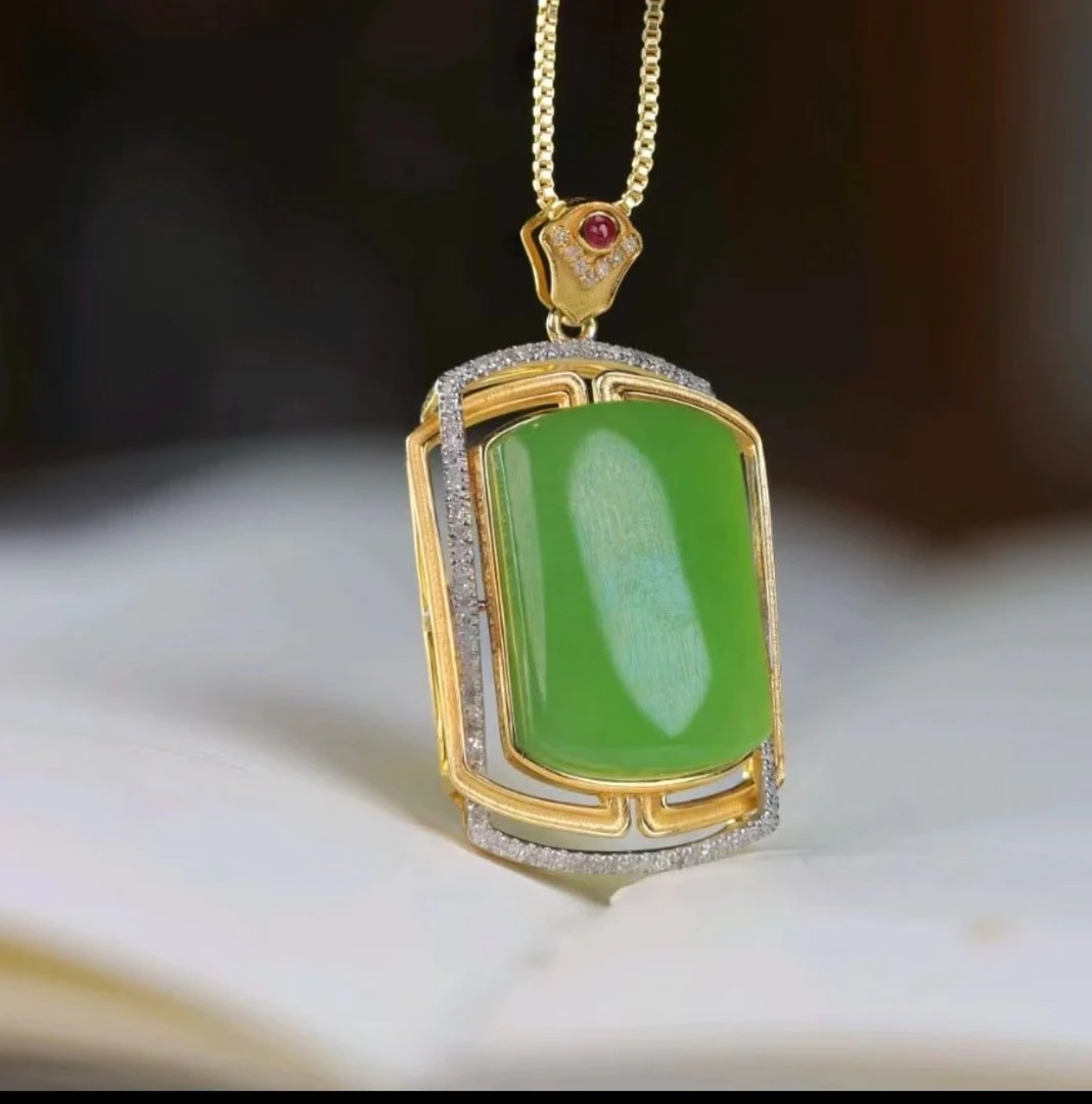 【慧子臻选】18k金和田玉果绿无事牌吊坠 不含链 LM09