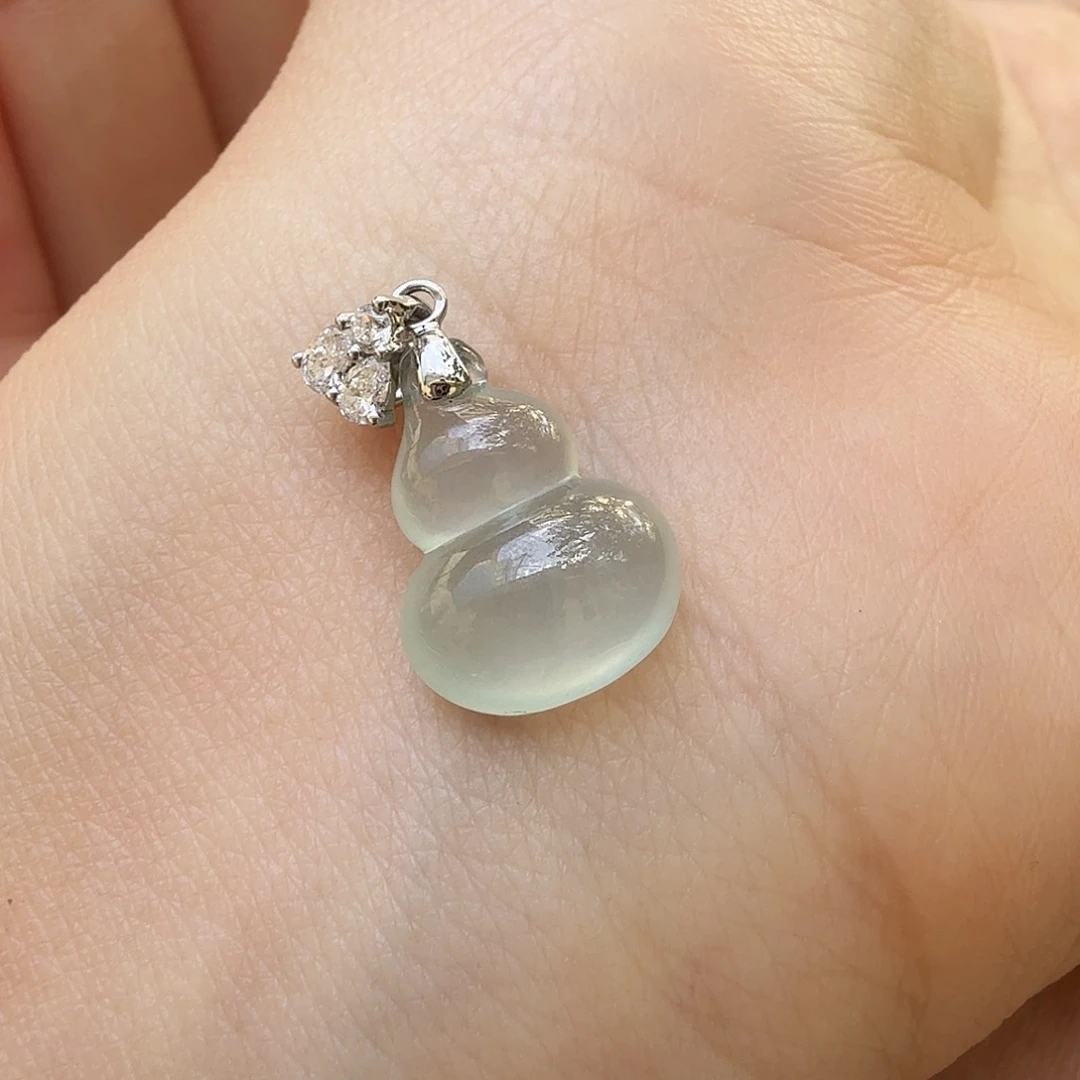 翡翠18K金镶嵌颈饰葫芦