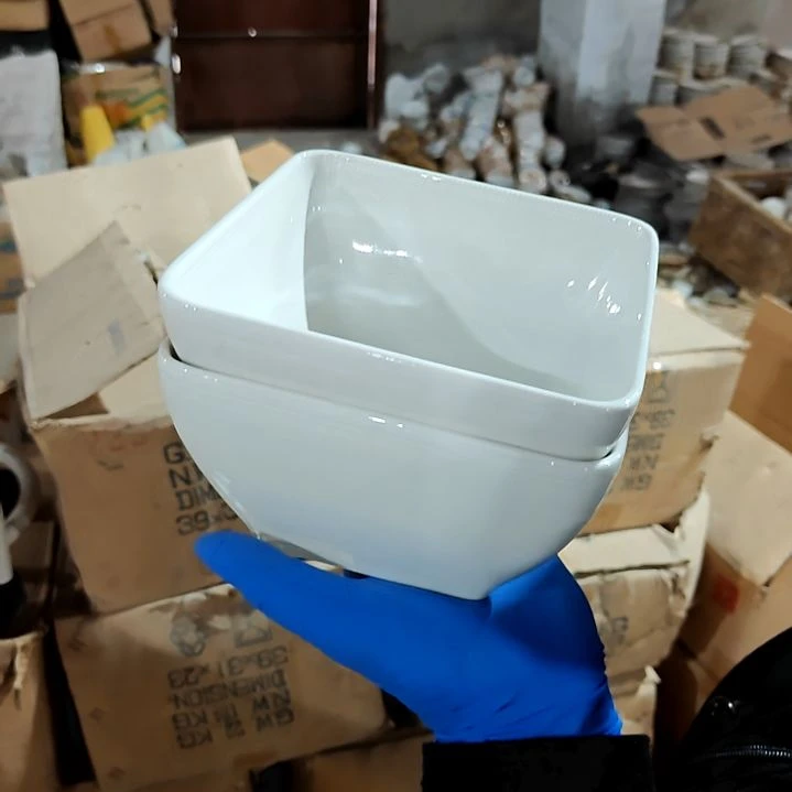 盘子碗茶壶啥都有