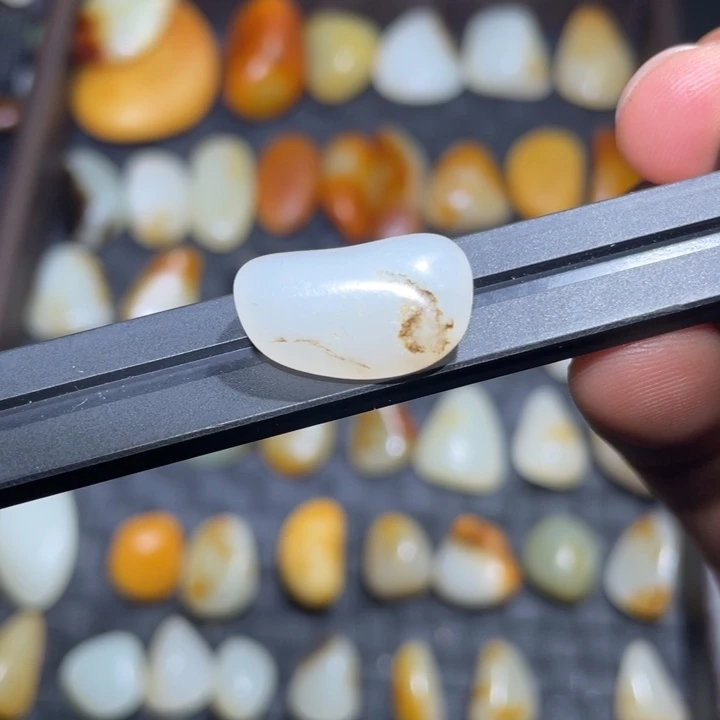 和田玉颈饰未镶嵌3.2克原籽无修