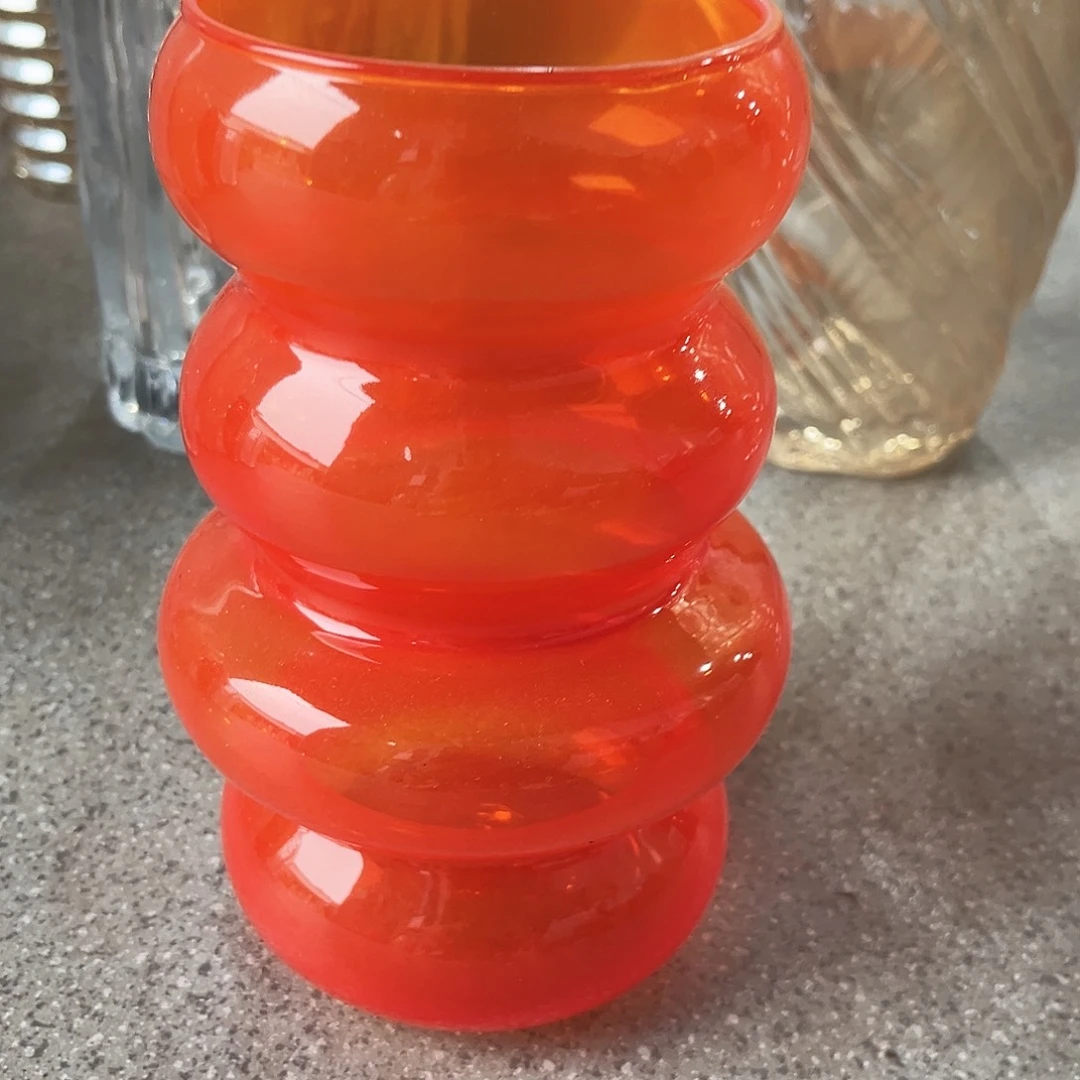 水晶花瓶橘色毛毛虫