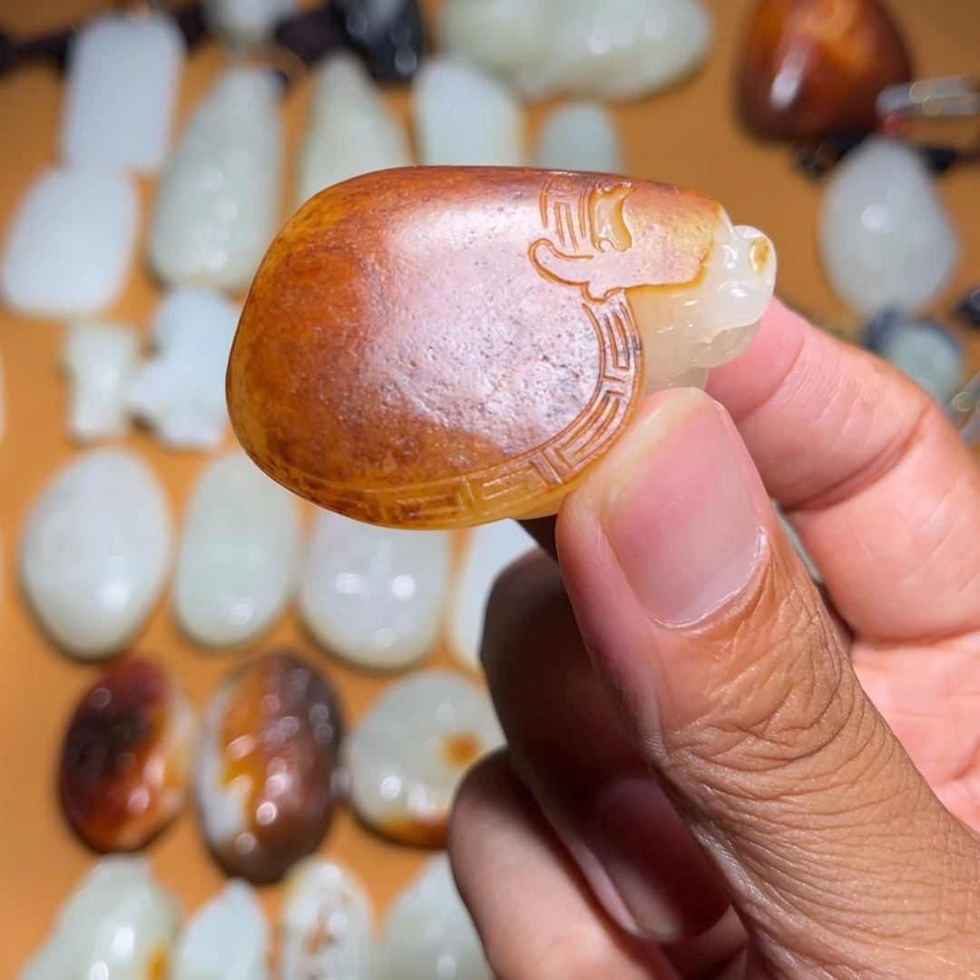 李***培和田玉未镶嵌颈饰