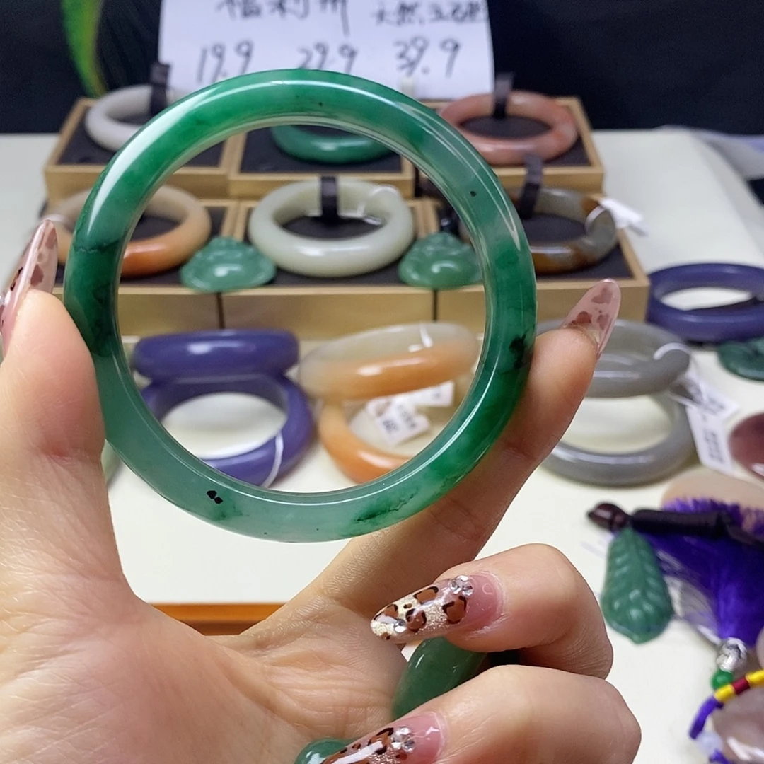 宝****石英质玉（非洲翠）合金项坠